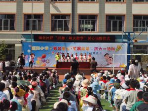烟台嘉峰铝质科技有限公司   回报社会给小学生们捐赠图书